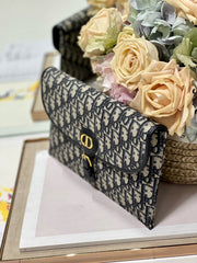 CD BOBBY 27CM BLUE OBLIQUE EMBROIDERY