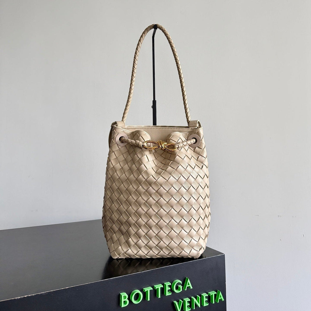 BV Andiamo Small Bucket Bag Light Begie 30cm Lambskin 855759