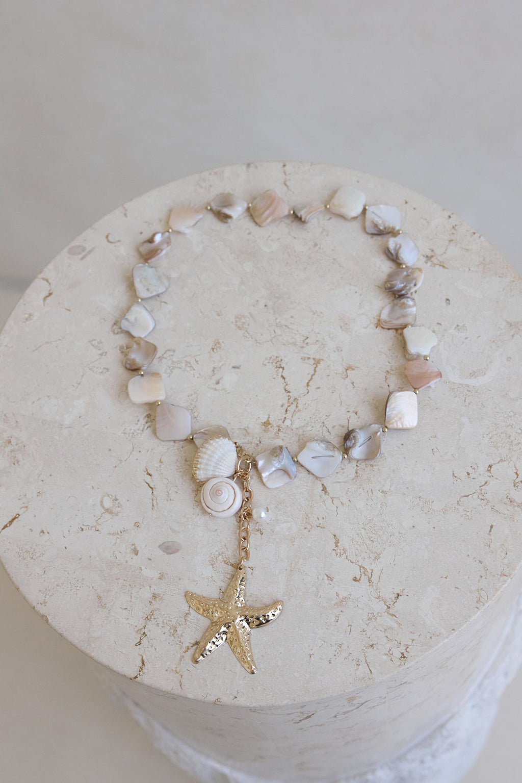 Scattered Waves Necklace Gold