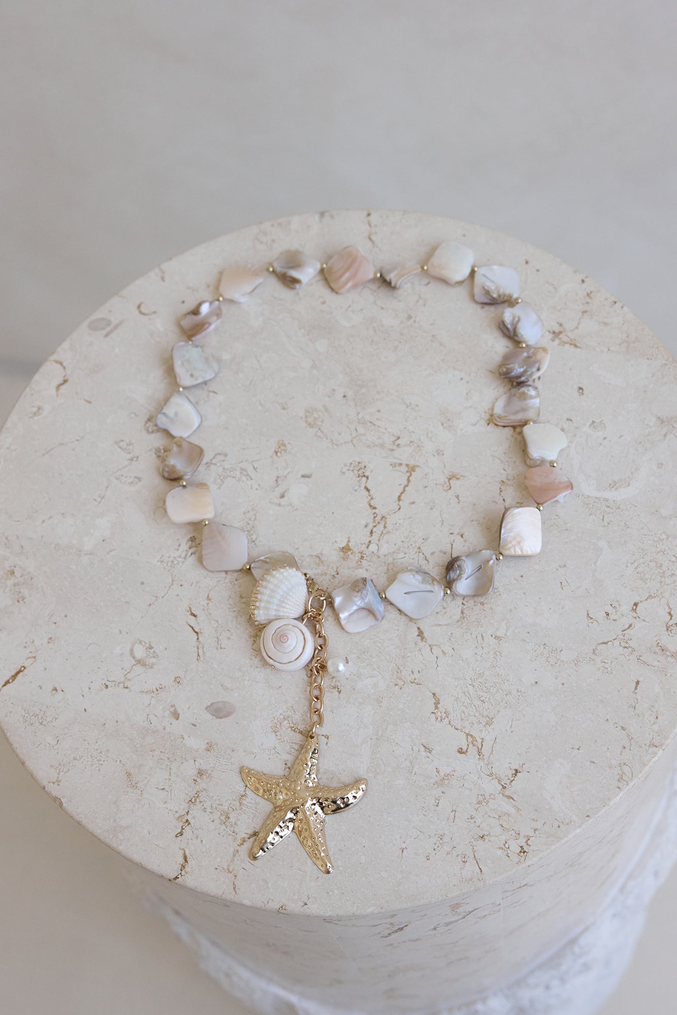 Scattered Waves Necklace Gold