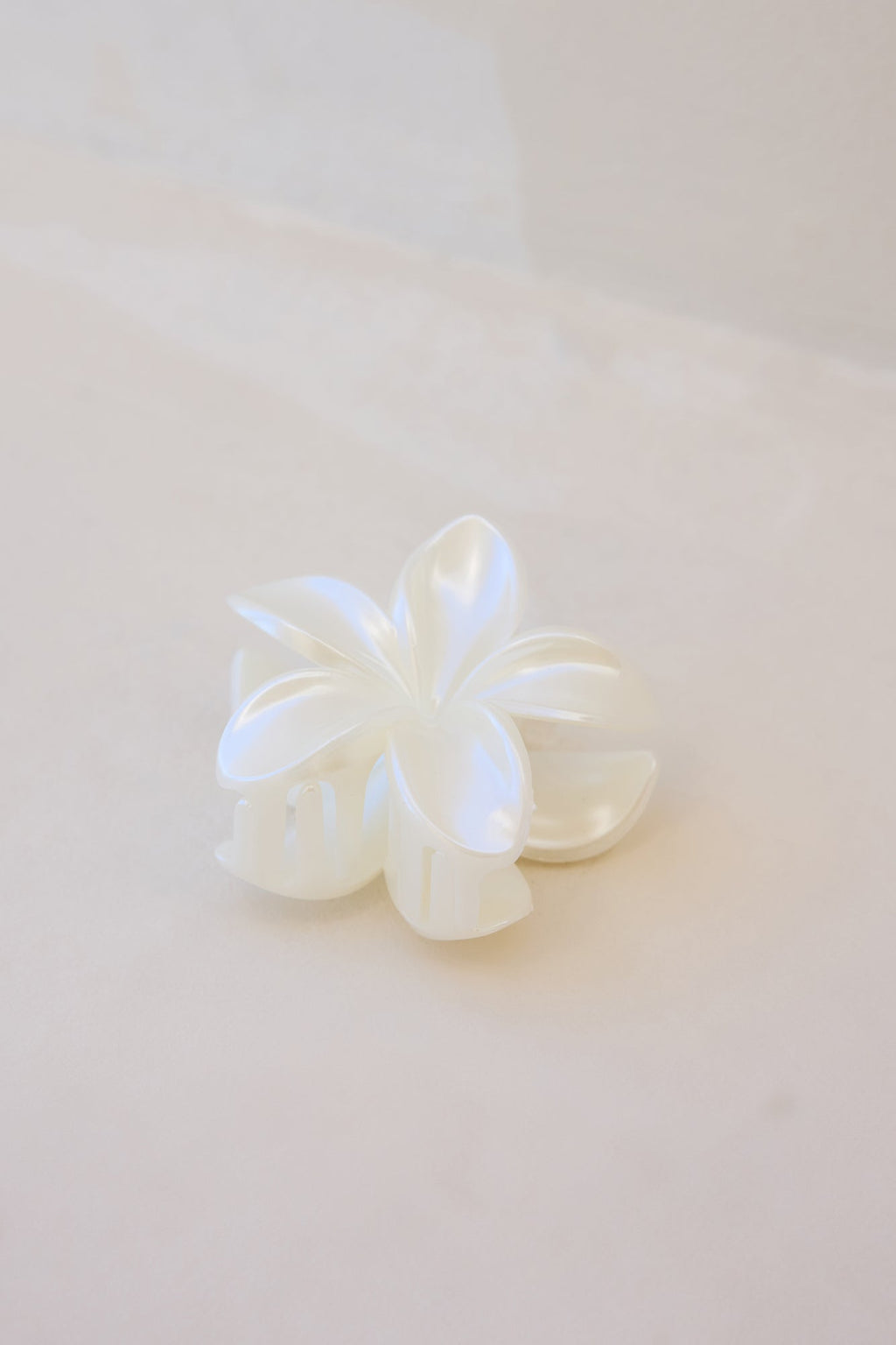 Flower Power Claw Clip Pearl
