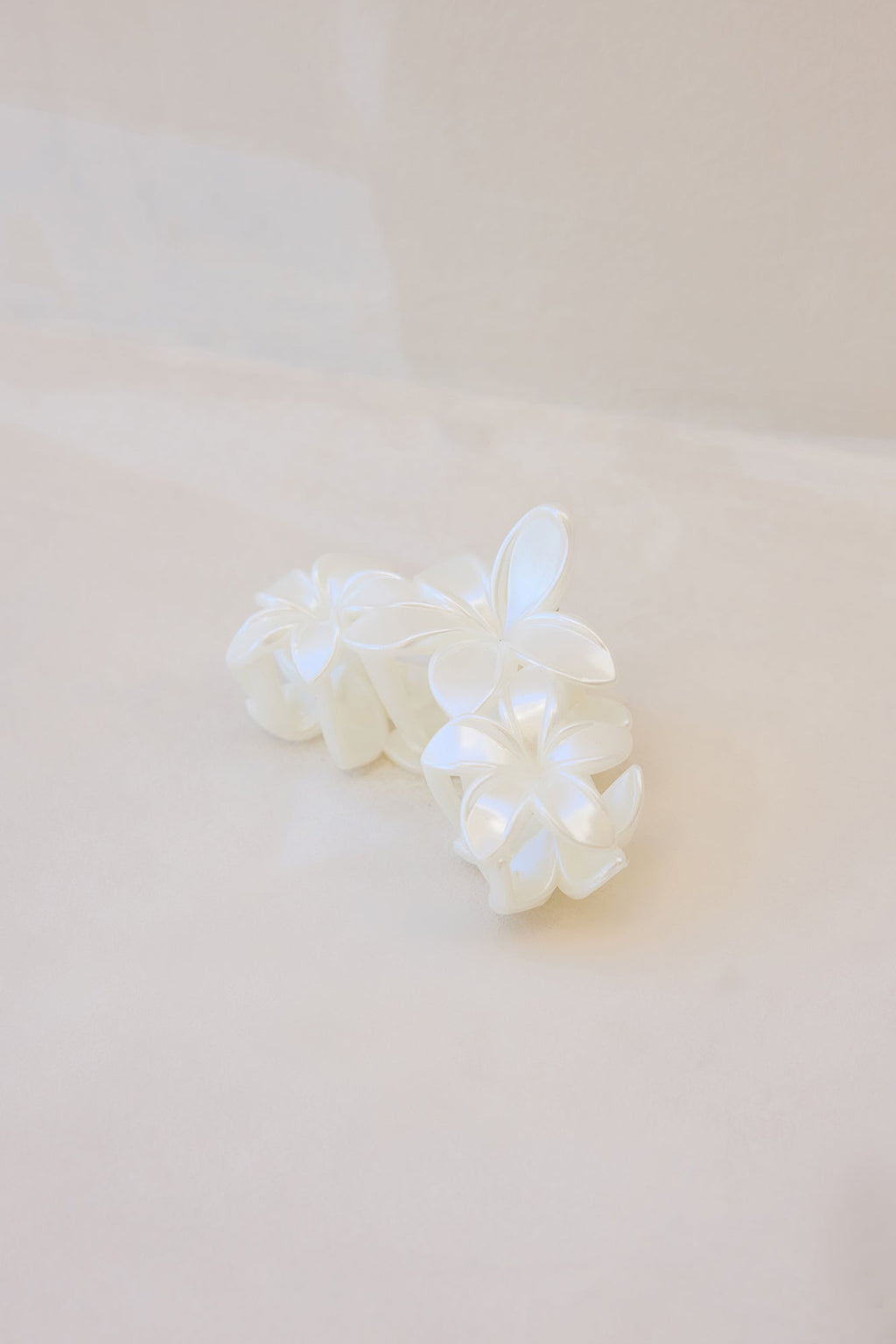 Pearl Flowers Claw Clip White
