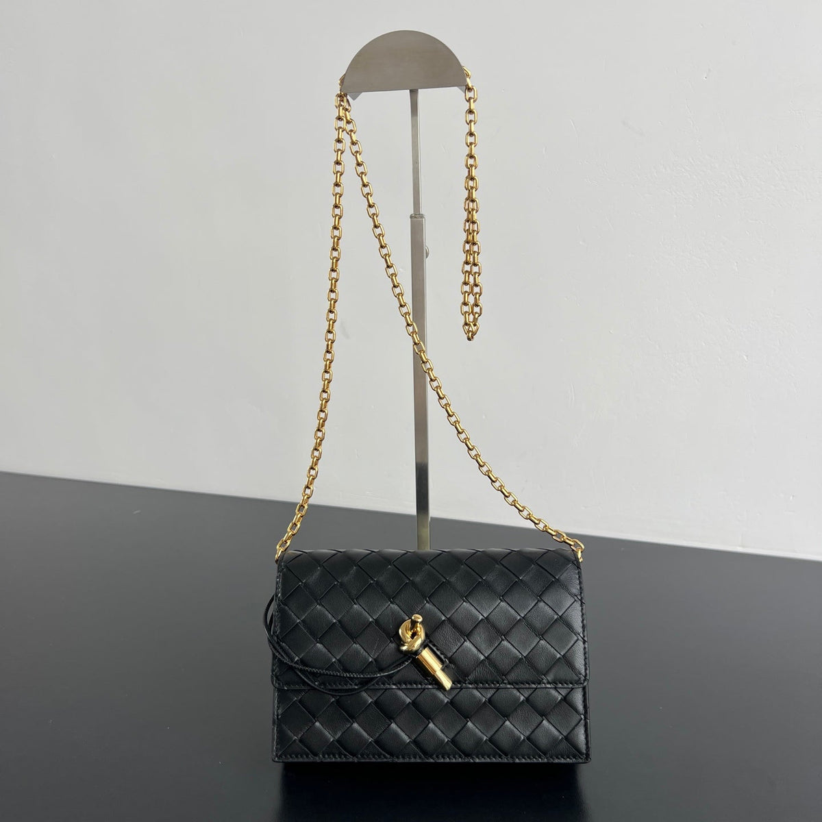 BV 26s Andiamo Pouch Black Intrecciato Leather 291434